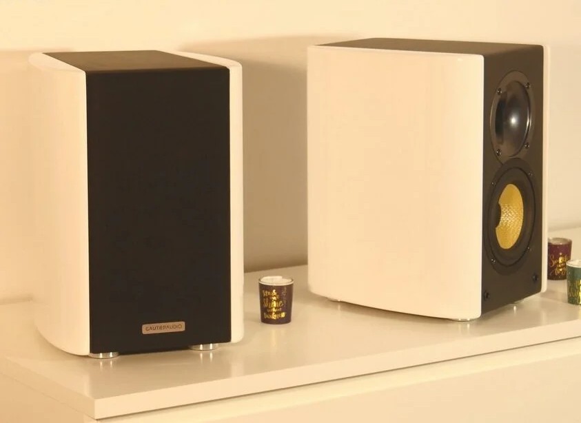 Deux enceintes compactes Gautier Audio, finitions noire et ivoire, posées sur une étagère